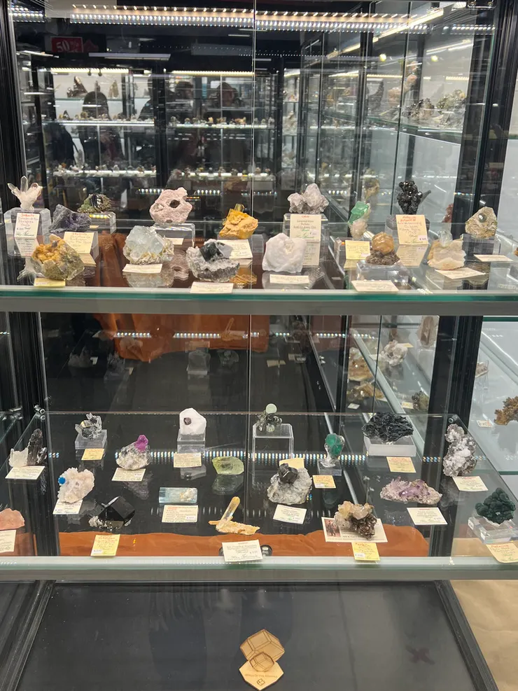 來自世界各地很有特色的精緻礦標