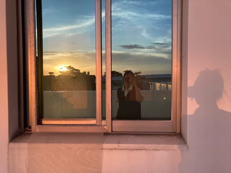 特別特別喜歡夏天的夕陽，還有藍藍的那片天空。但是窗戶很髒QQ