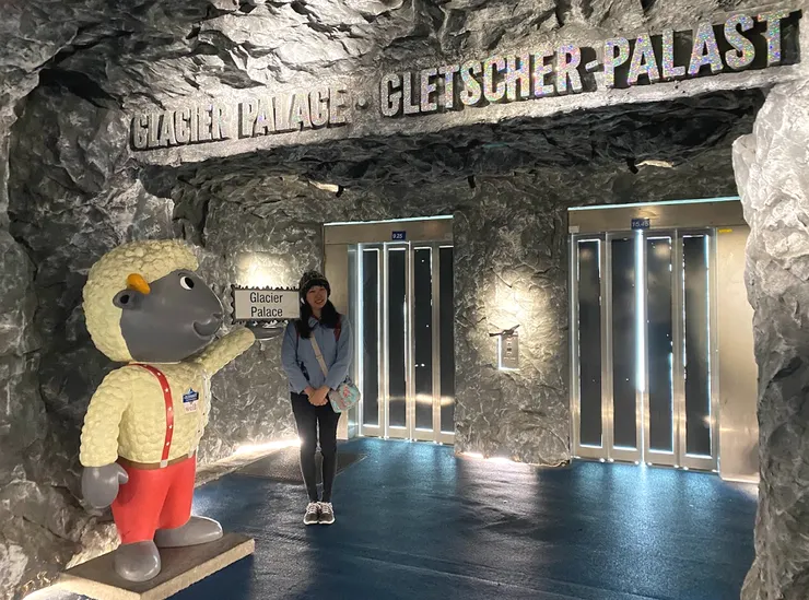 要搭電梯往下才會到冰宮