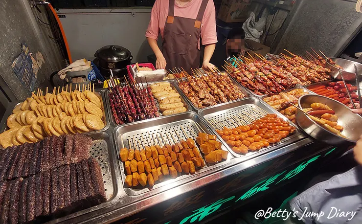 ▲桃園觀光夜市-皇帝碳烤/圖片來源：Betty's Jump Diary