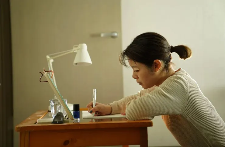 惠子緩慢寫著日記的片段