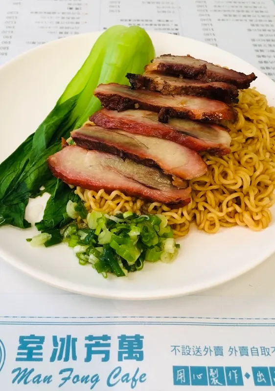 蔥油叉燒撈公仔麵：人氣熱銷之一。