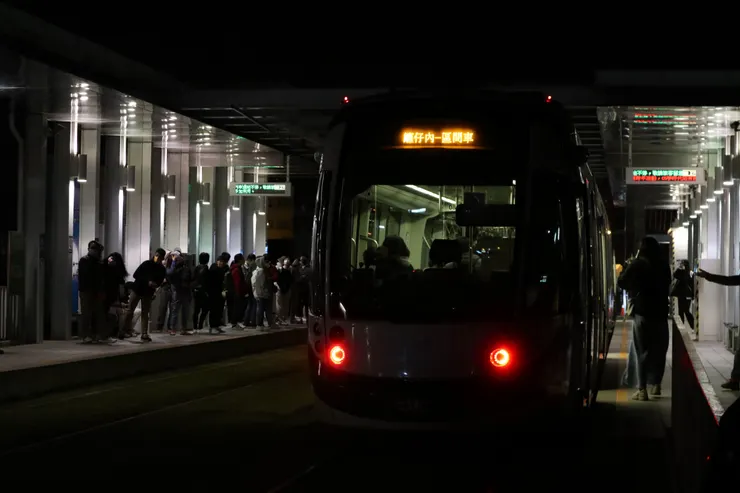 從台鐵美術館站出發後，僅行駛至籬仔內的輕軌區間車