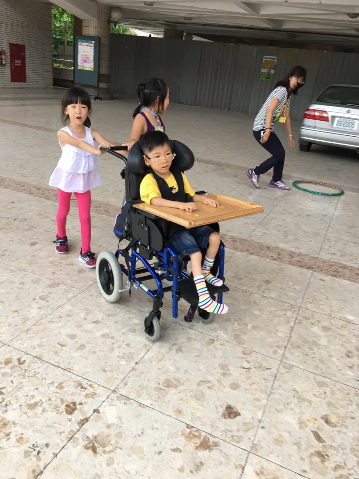 幫子祐推輪椅成為一種獎勵，大家都喜愛。