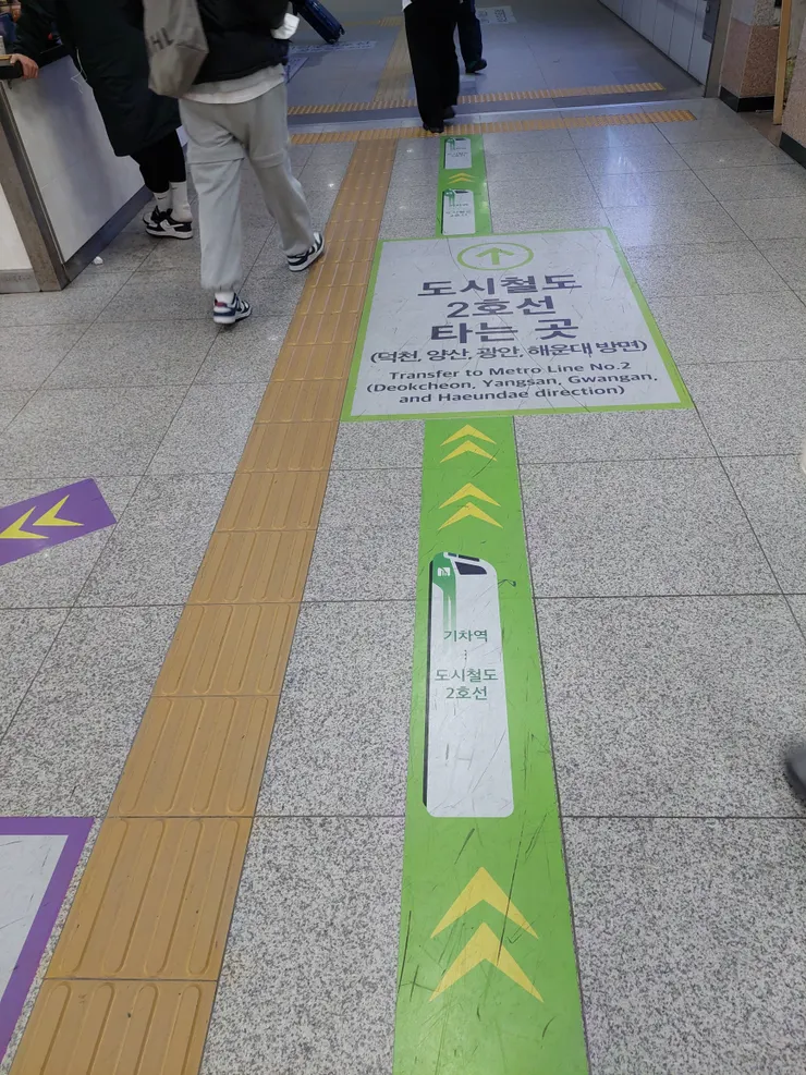 地上都有貼往2號綠線的指標
