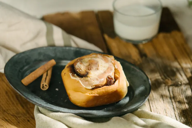 肉桂捲 Cinnamon roll 帶有肉桂、糖霜、奶油的麵包捲，起源於瑞典咖啡店，在第一次世界大戰後逐漸流行起來／圖片來源：學籽文創