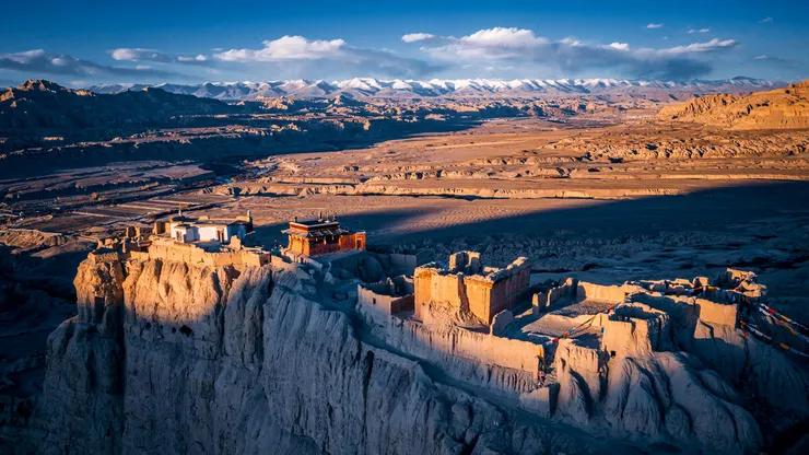 如今的古格都城只有空洞洞的山洞,只有山頂上較完整的土木建築。(圖片轉載自網絡)