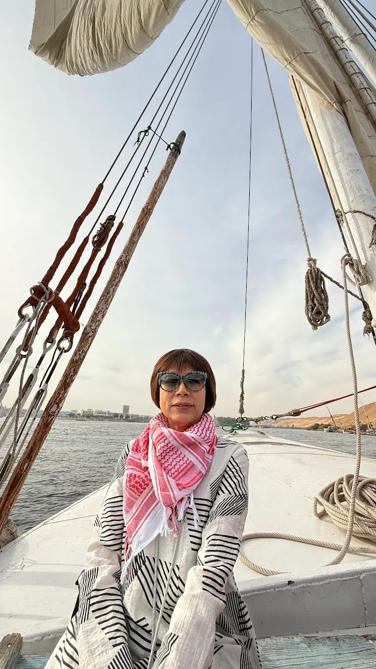 我們是順流而下，帆被收起來了。