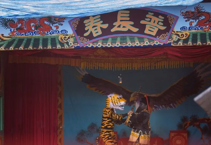 第一顆鏡頭，台上演員打得熱鬧，台下卻冷冷清清。（Source : 官方IG。）