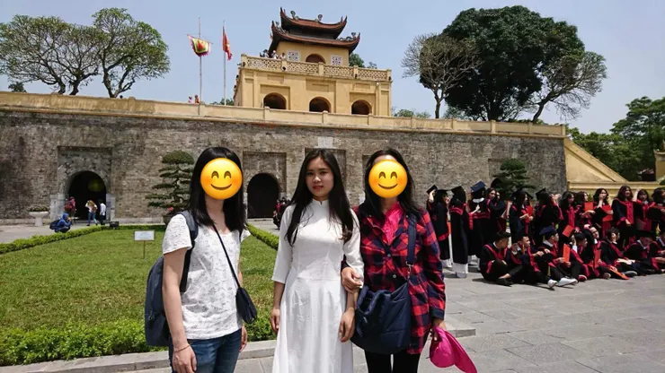 在昇龍皇城遇到正在拍畢業照的學生，穿白色奧黛非常美麗