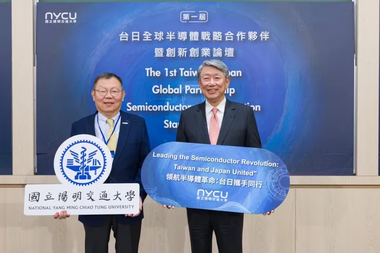 陽明交大校長林奇宏（左）和經濟部長郭智輝（右）合影 。 （圖／陽明交大提供）