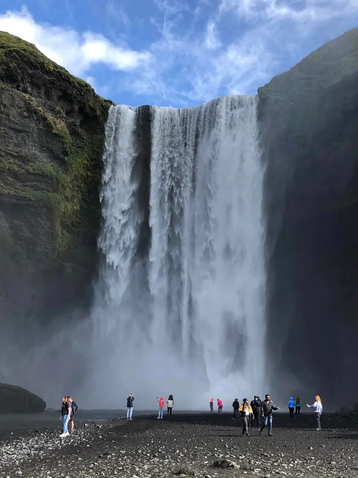 越接近Skógafoss越覺得它氣勢非凡。沒穿雨衣的遊客只敢遠觀，以免被四濺的水花打溼。