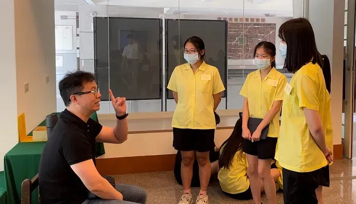 🌟師丈：「請同學們至少搜集『三次』與我的眼神接觸」