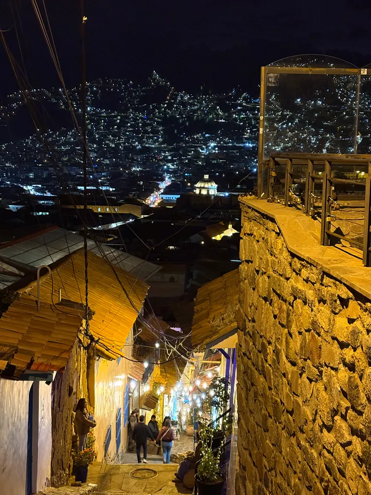 下山的路上也有夜景陪伴