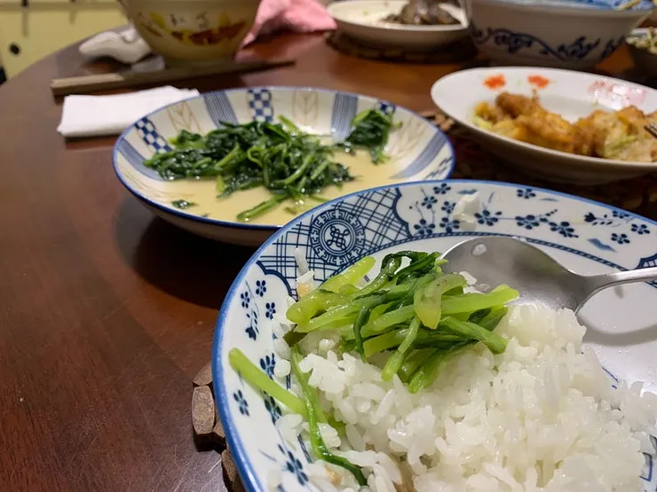 阿嬤把菜梗全部挑出來放到我的碗裡