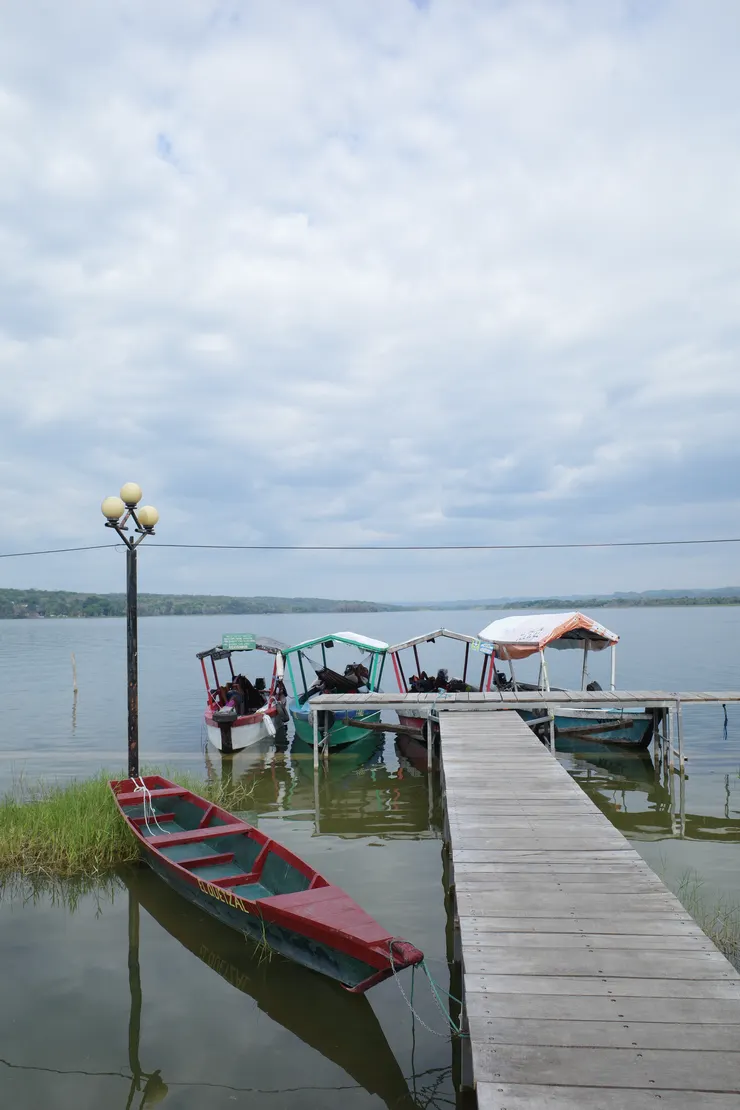 岸邊的小船家們。