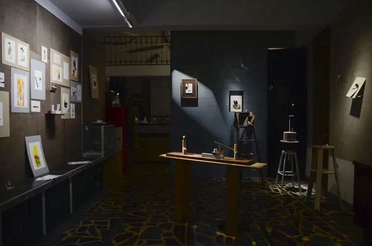 平面展牆上使用洗牆燈營造學術性質的研究感，同一系列較均質的光，為了「清楚的功能性」觀賞作品，當作品本身戲劇性張力已足夠， 同質性較高的作品聚集在一起，反而要給出平光，讓大家能專注在「一致性的媒材中的個別性變化」。