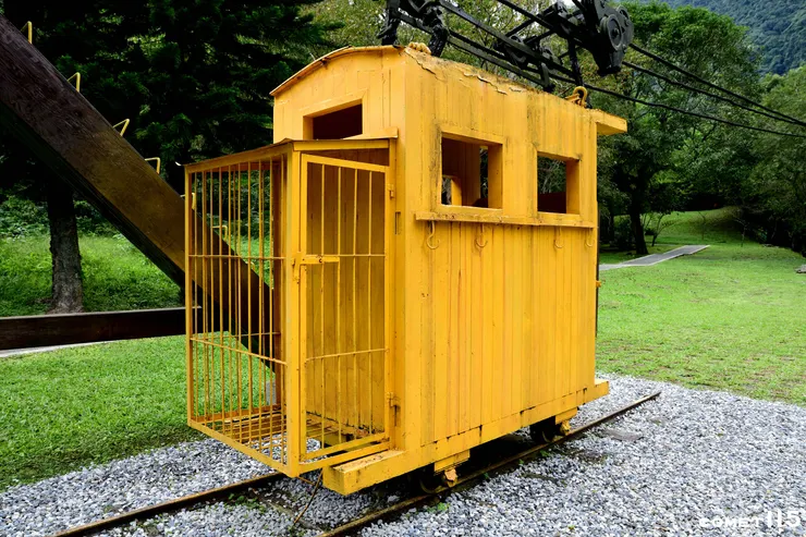 索道的載人車廂空間狹小，人多時只能站著，貨物則放在外頭的鐵籠內