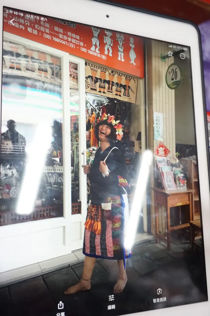 ▲馬卡道年輕人重建圖騰展現結合傳統花紋與色彩的服飾創新。店家提供