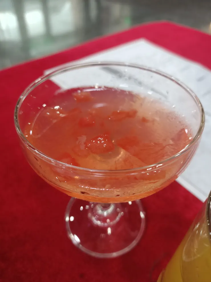 邊收錢，邊喝雞尾酒，這樣對嗎！？🤣