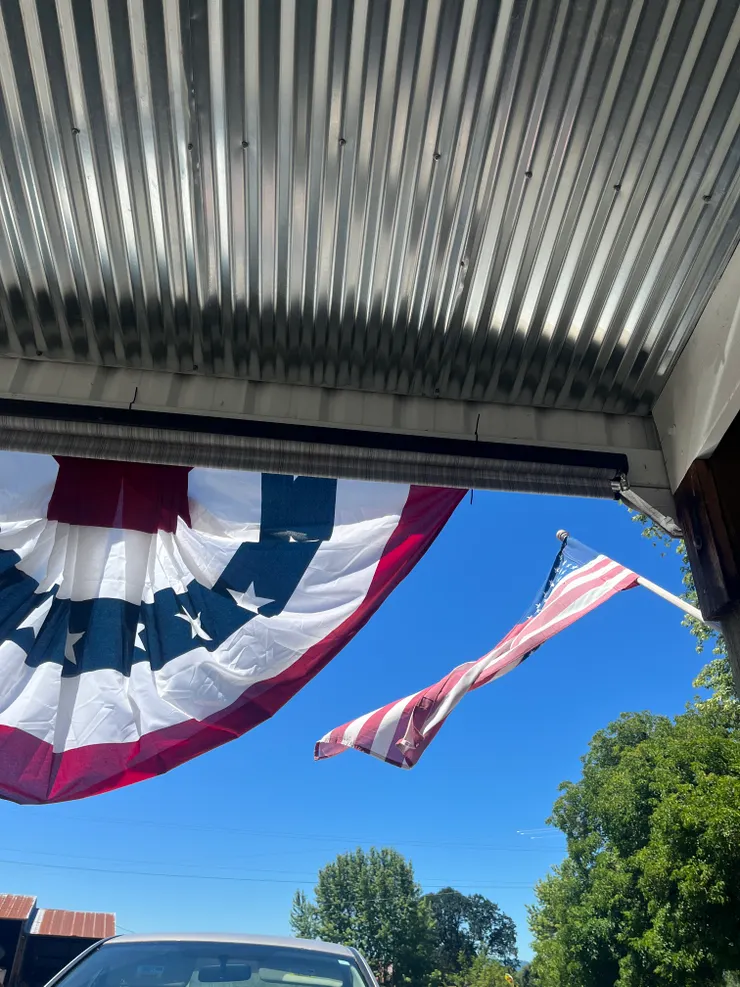 ▲飛揚的國旗裝飾