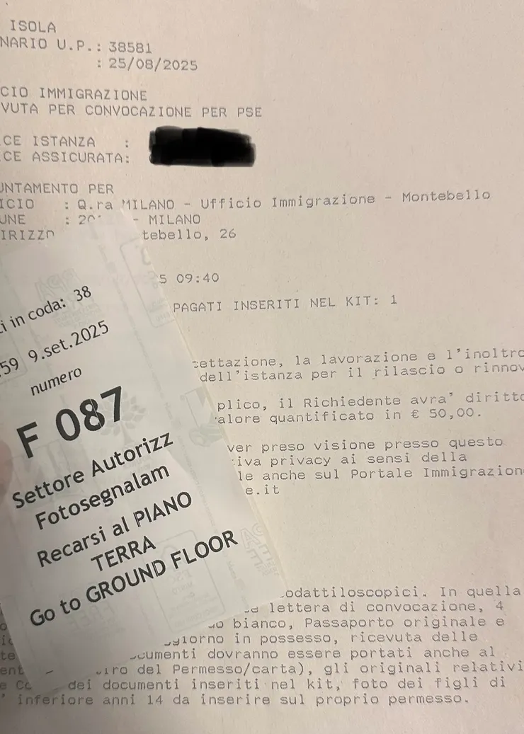 小張紙：警局號碼牌，後面A4紙：預約單