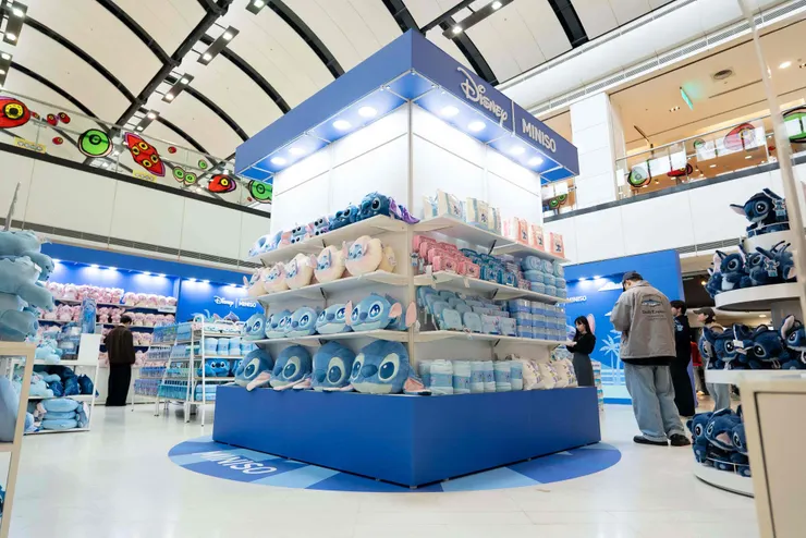 圖說：走進MINISO打造的史迪奇奇幻世界。快閃店內捨棄傳統貨架陳列，以「體驗型角色空間」為核心，運用視聽與感官佈置，為繁忙的都會生活打造一處釋放壓力的情緒避風港。（資料來源：MINISO）