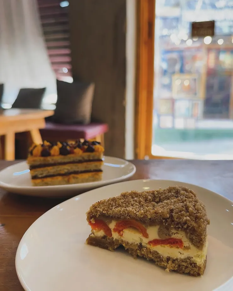 前為奶酥杏桃起司蛋糕，後為胡桃杏桃沙棘蛋糕