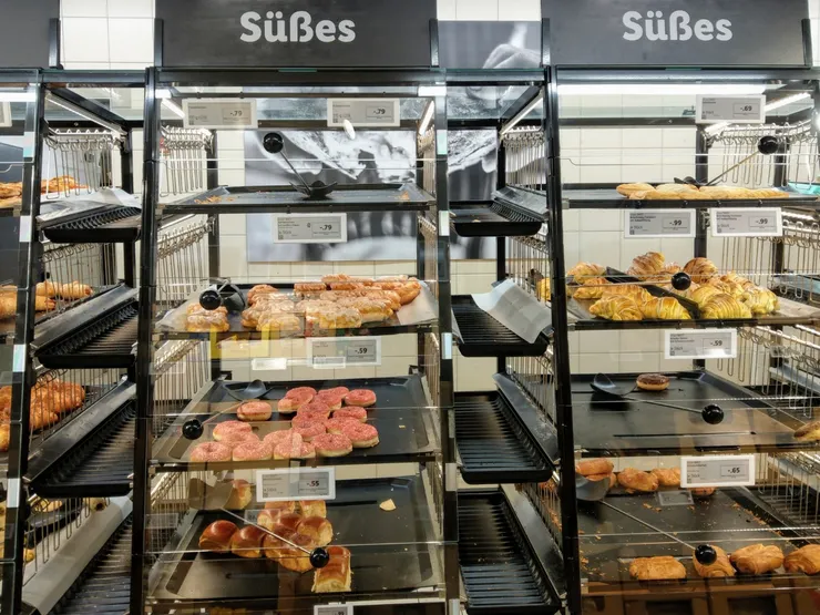 便宜的麵包，先拿勺子將麵包推到旁邊的溝槽，再用手拿（這樣有比較乾淨？