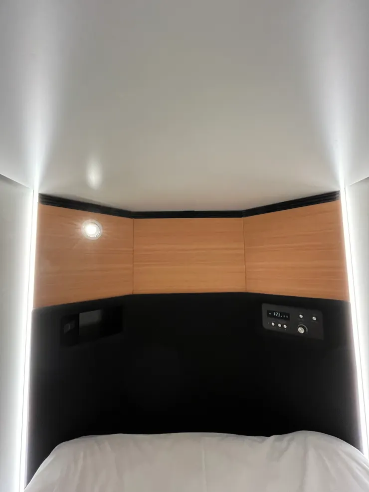 床頭共附兩種照明，第一種是左上角那顆圓形的燈，另一個是兩側。左上角的燈可以調亮度。