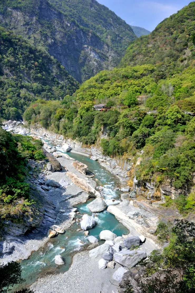 【山雄谷壯激流漱玉怪石嶙峋......有段溪岸熠熠生輝似含金礦】