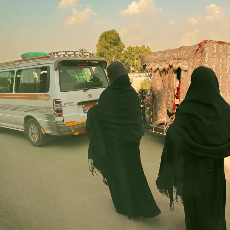 路上穿傳統黑袍的婦女