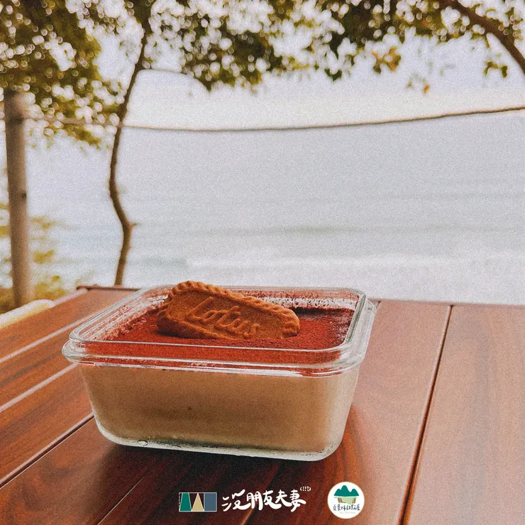 看著東部的海邊，配著自己手作的甜點，好Chill