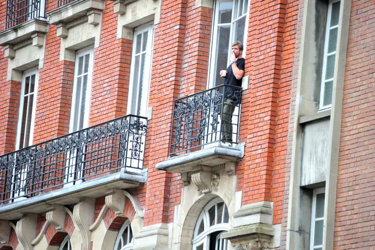 【繞一圈回家！街景之二，在陽台抽菸的男子。】