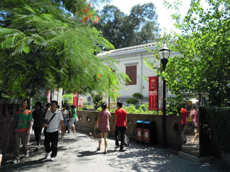 鼓浪嶼上都是步行街,頂多爾偶看到腳踏車