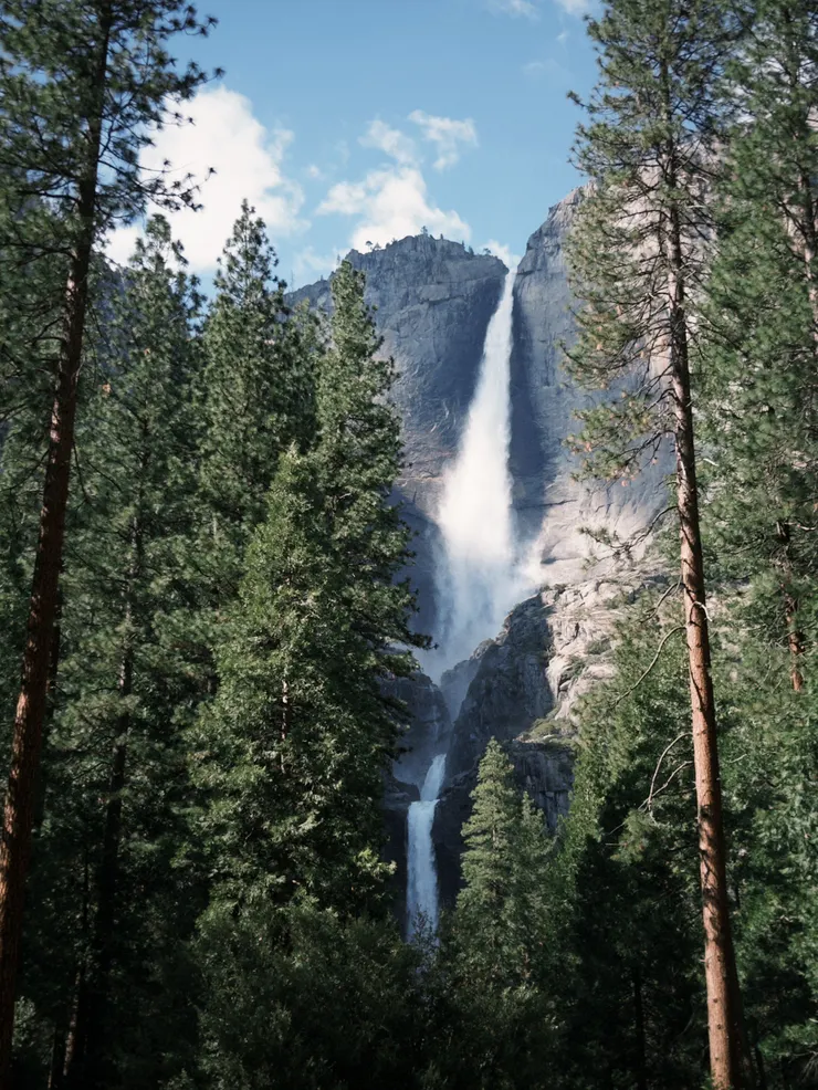 Yosemite Falls 站在下方感受到超多水珠飛過來，非常涼爽