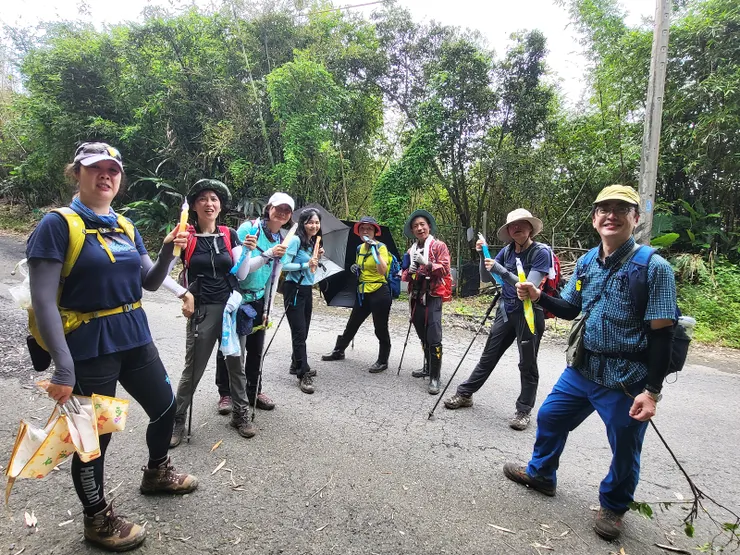 ▲爬上高點後有展望，之後接回柏油路往天外天墓園方向續行，在此吃個冰棒消暑一下。