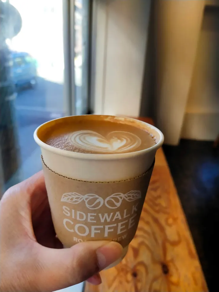 在窗邊享受這杯拿鐵