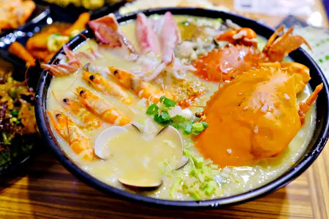 豐盛滿料的漁港海鮮（圖片截圖於網路）