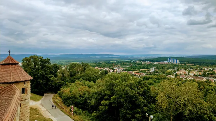 右邊凸起來藍白建築是間醫院