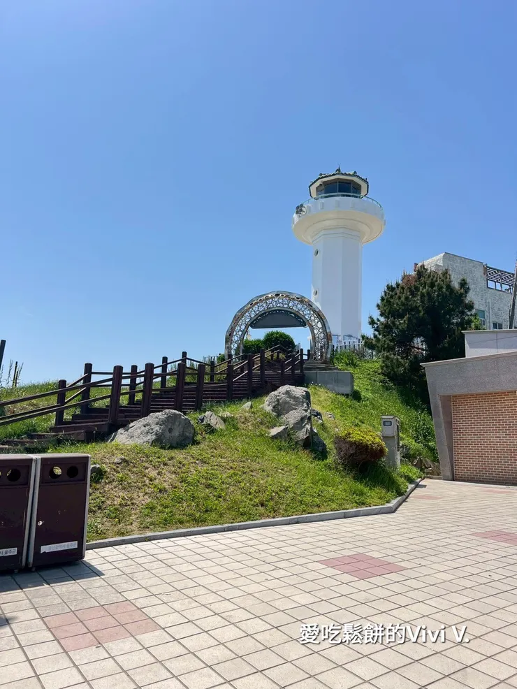 燈塔與公園： 建於 1920 年的白色燈塔，周邊為面積廣大的公園，有雕塑、咖啡廳和步道。