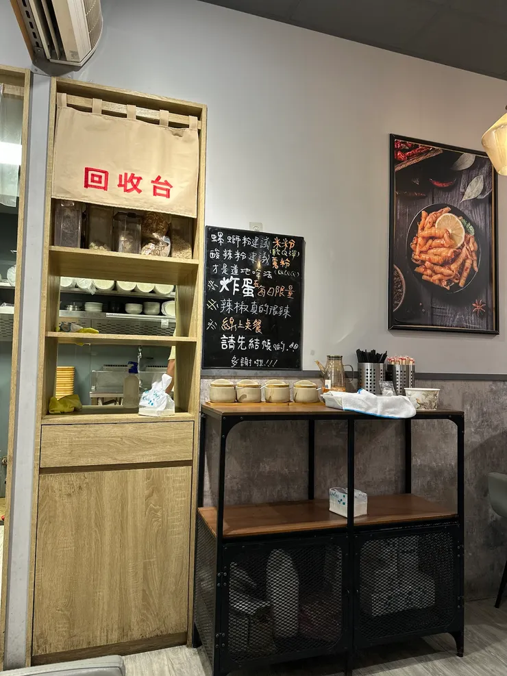 牆上黑板記錄著炸蛋是否還有供應