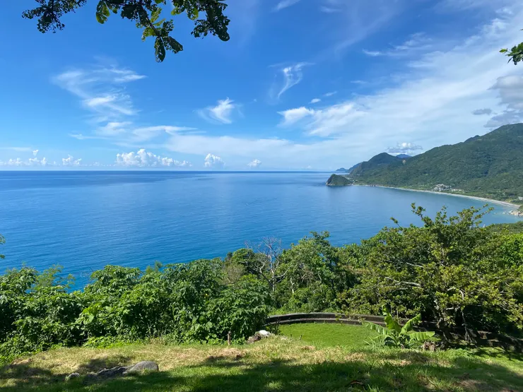 陽光照得刺眼，卻把太平洋照成一片閃爍。（攝於2025/6/28）