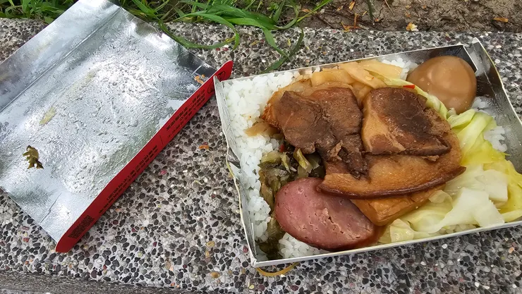 福隆便當都是用這種鋁箔餐盒包裝!是一大特色!