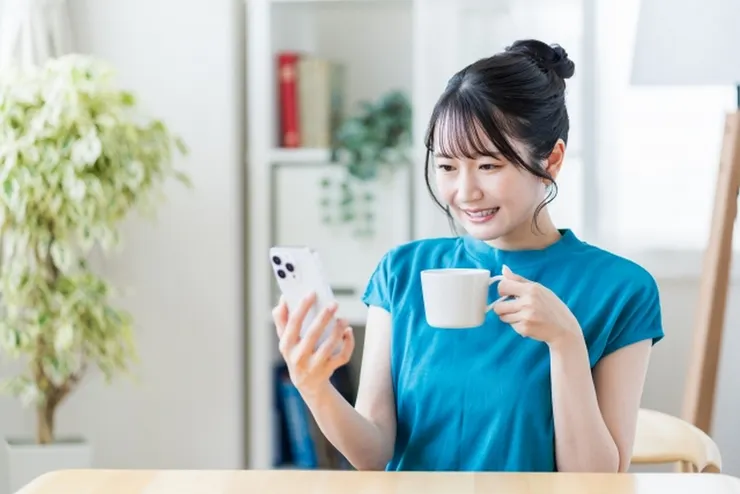 我在早上和中午之間喝咖啡 (圖片來自Photo-ac)