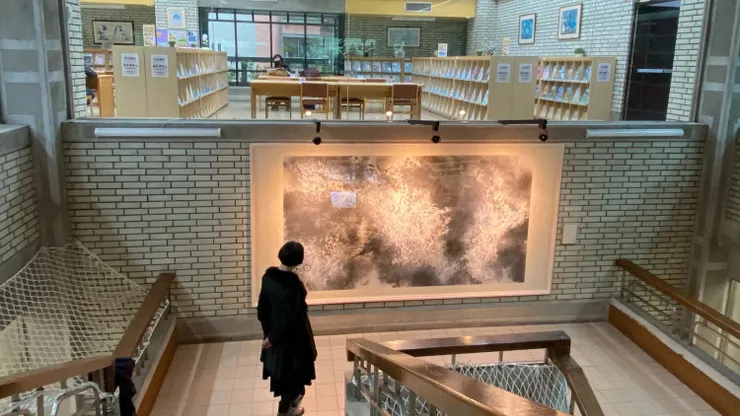 欣賞畫作需要退步空間，中看構圖，遠看氣勢，走上樓梯除了距離拉遠以外，高度也改變，賞畫視角更有變化。