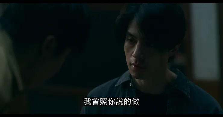 叔叔被「電話詐騙」而甘願赴死，從他對電腦不熟可以理解（他表面的農具行網站，需要斐正民幫忙）。當斐正民用deepfake模擬聲音的技術，對新科技不算熟悉的鄭進灣，就只能成功入套。（Source：Disney +。）