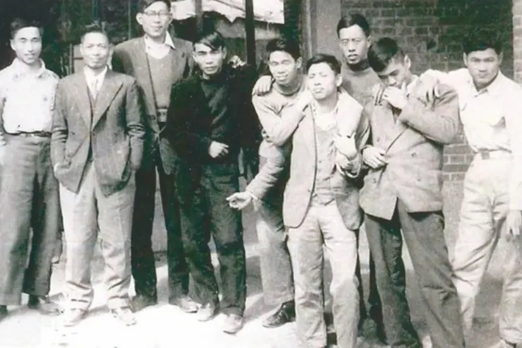 東方畫會成員於1956年2月18日與李仲生位在彰化員林的家門前合影。左起:歐陽文苑、李仲生、陳道明、李元佳、夏陽、霍剛、吳昊、蕭勤、蕭明賢。(圖片出處/聯合報 夏烈提供)