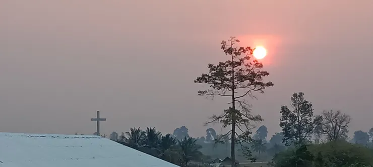 在教会水塔顶上拍日出