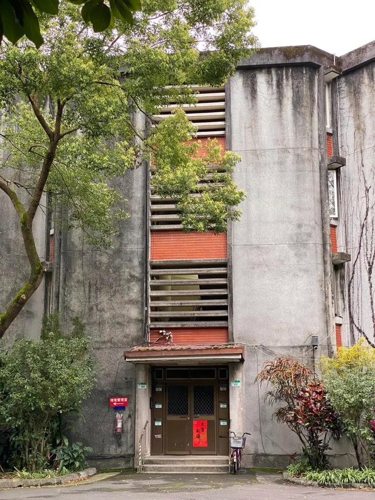 學人宿舍樓梯間的水平遮陽